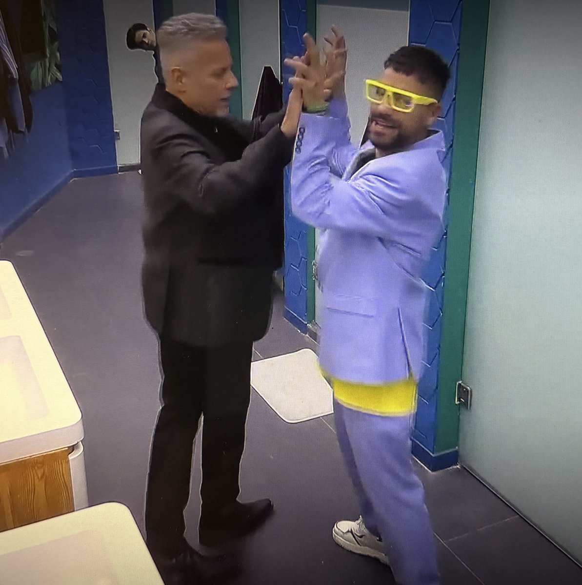 luttleheel's tweet image. AARON ASOMADO JAJAJAJAJAJA, NO PUEDOOO

 #LaCasaDeLosFamososMx