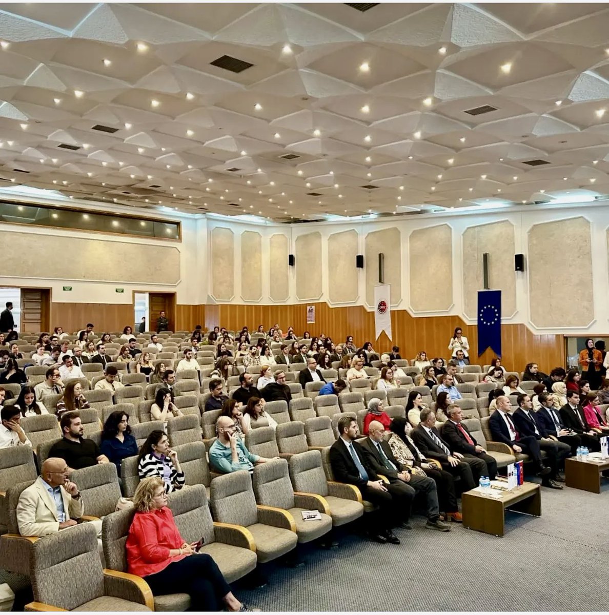 Merkezimiz ev sahipliğinde bursun paydaşlarının tanıtım sunumlarıyla Jean Monnet Burs Programı Ankara Bilgilendirme Günü düzenlendi. Son başvuru tarihi 4 Kasım 2025 olan 2026-2027 dönemi Jean Monnet bursunun detaylarına jeanmonnet.org.tr den ulaşabilirsiniz.