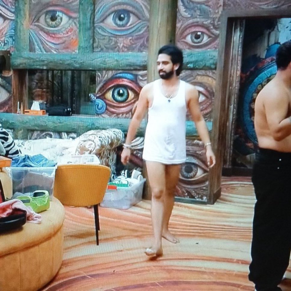 ScrollTheTrend's tweet photo. WTF YE KYA😬😂

#BiggBoss19 https://t.co/8Oy7H2MZ1j