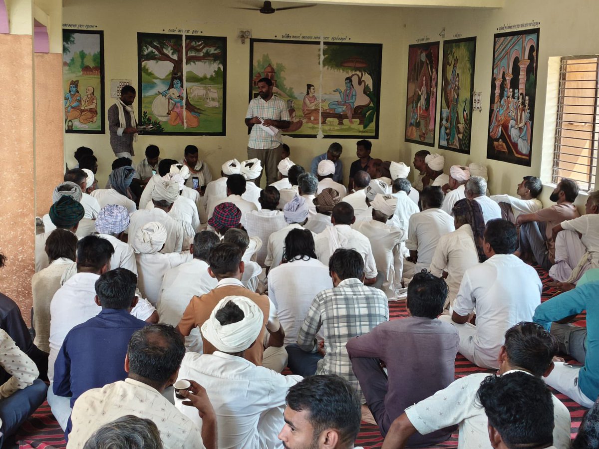 GulabsinhRajput's tweet image. થરાદ તાલુકાના 9 જેટલા વિવિધ ગામોની મુલાકાત લઈને અતિવૃષ્ટિ અને પૂરને કારણે થયેલ જમીન ધોવાણ તથા પાકના નુકસાન માટે વળતરની સહાયના ફોર્મ વિતરણ કર્યા અને ખેડૂતોને વિગતવાર માહિતી પૂરી પાડી. આપદા સમયે અમે  તમારી સાથે છીયે અને જંયા સુધી ખેડૂતોને યોગ્ય વળતર નહી મળે અને પાણીનો કાયમી ઉકેલ…