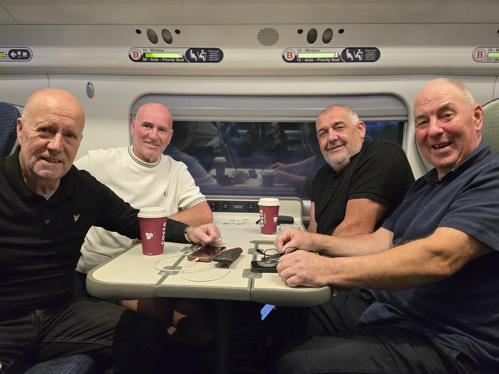 Burnage reds and Stockport gaz+Les on the way to Brentford UTFR 🇾🇪🇾🇪🇾🇪 <a href="/gary302/">Gary Thompson</a> <a href="/Wingy_1971/">Stephen Lee</a>