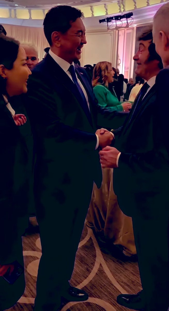 Хүүкийн энэ үйлдлүүд тэрийгээ Постолж байгаа нь лав надад таалагдаж байна. 
Нэг тийм зөв замруу зүглээд байгаам шиг