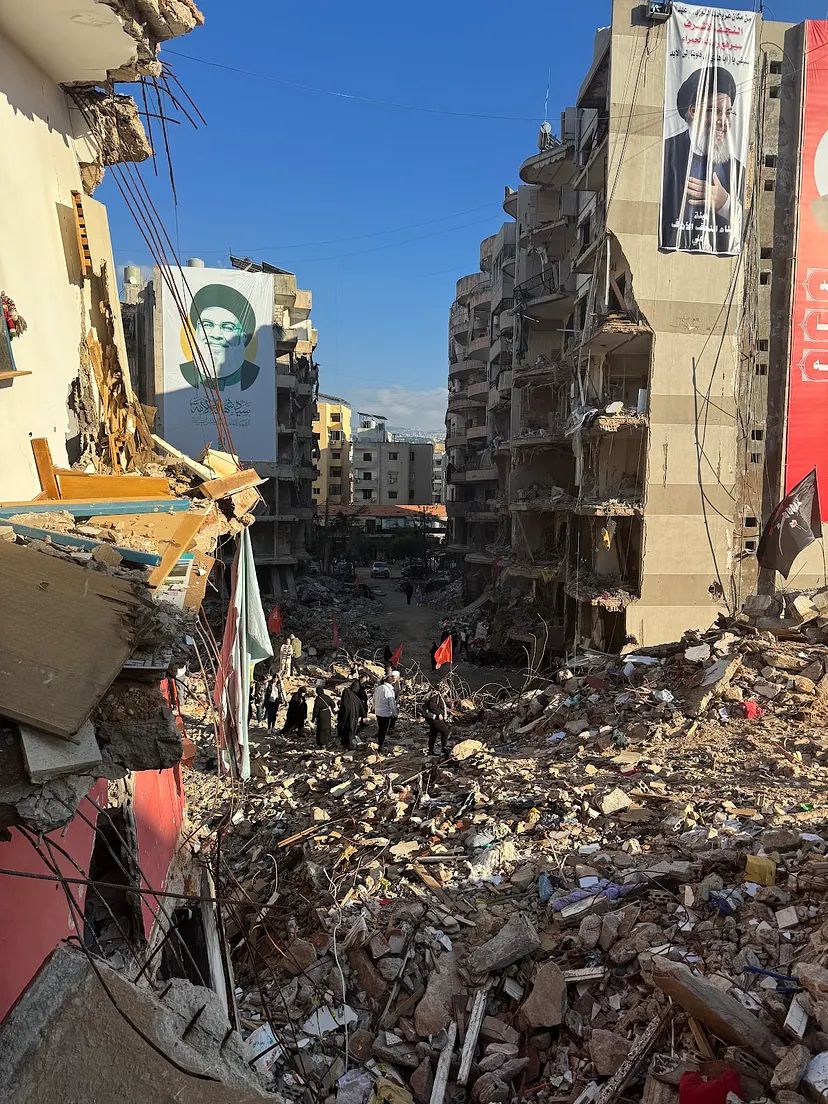 يؤلمنا أن نرى كيف حوّل حزب الله ذكرى قائده إلى مناسبة تحدي ومواجهة بدل ان تكون لحظة  بحث عن مساحات جامعة تحمي اللبناننين و تفسح في المجال امامهم للتعافي.
فما هكذا تُحفظ كرامة الاوطان.
مواجهة منطق الدولة ومحاولة احراج الجيش والقوى الأمنية لن يعيد لنا كرامتنا بين الأمم, ولن يجلب