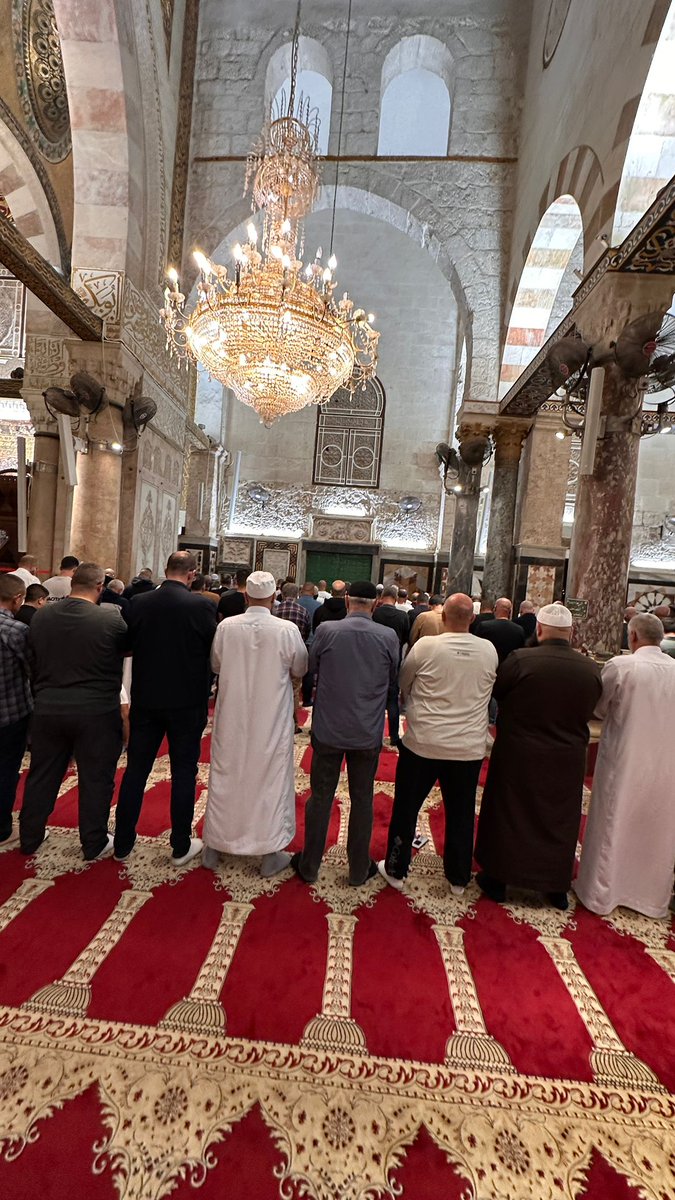 palestinianpic1's tweet photo. صلاة الفجر اليوم من داخل المصلى القبلي بالمسجد الأقصى المبارك. 

تصوير: أحمد أبو الهيجا https://t.co/2alUWu9Ck3