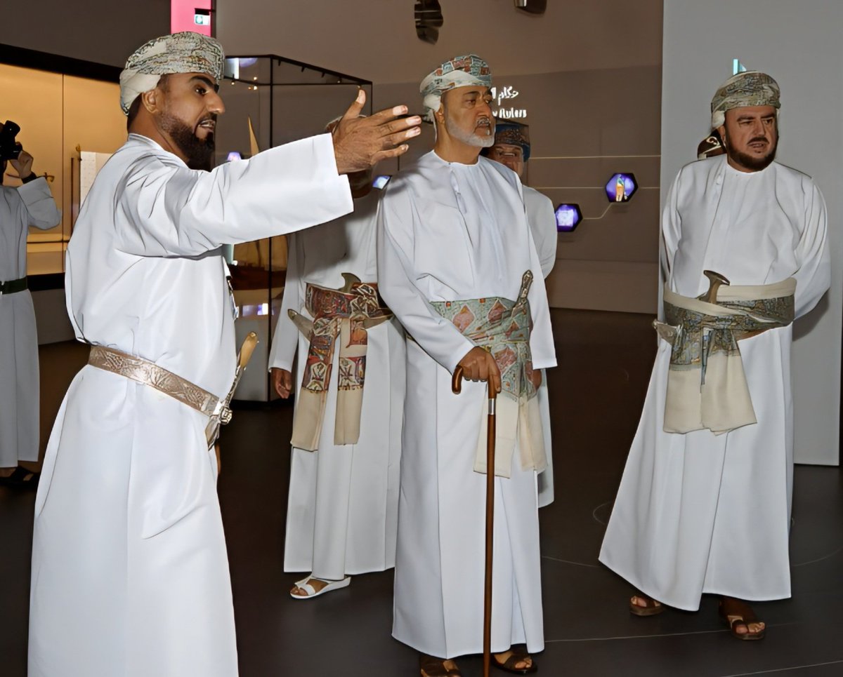 في حياة الإنسان لحظات لا تنسى توثقها العدسة. هذه الصورة تحديدا هي الأجمل والأكثر تعبيرًا، فهي تختصر مسيرة طويلة من الكفاح والمعاناة وصولاً إلى قمة النجاح.