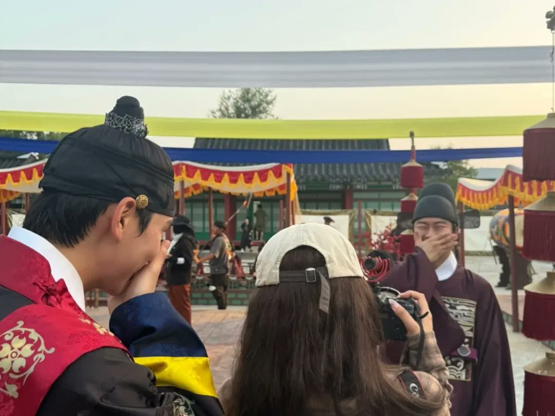 ?
이거 카메라 뒤에서
엄마가 포즈 알려주면
그대로 따라하는 아기잖아
댕웃겨