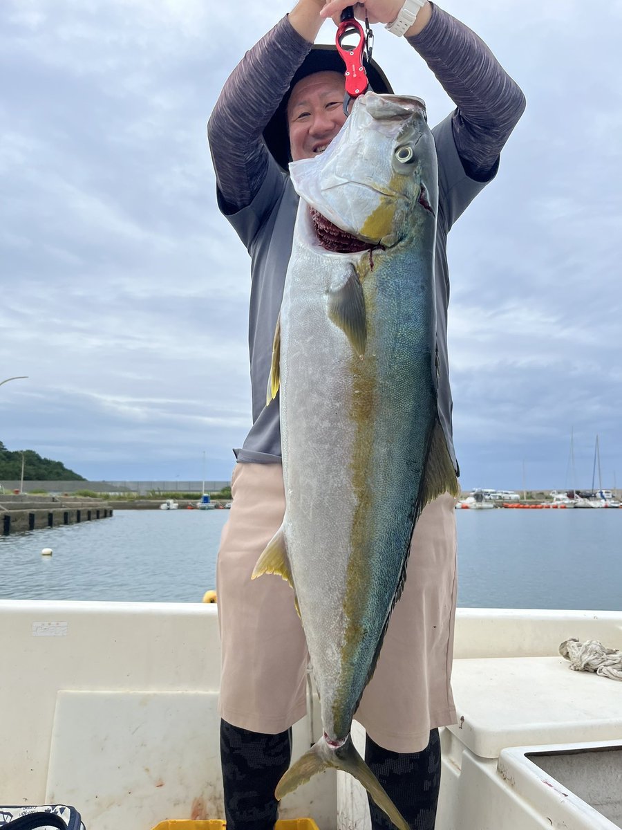 tsuriq's tweet photo. 福岡、玄海なだけ、相島近海、ジギングで10キロのヒラマサ‼️

#釣り　#ショアジギング　#青物　#ヒラマサ　#玄海灘　#福岡　#船酔い　#9月　#海釣り　#船釣り　#釣果 https://t.co/ANSJDKouMQ