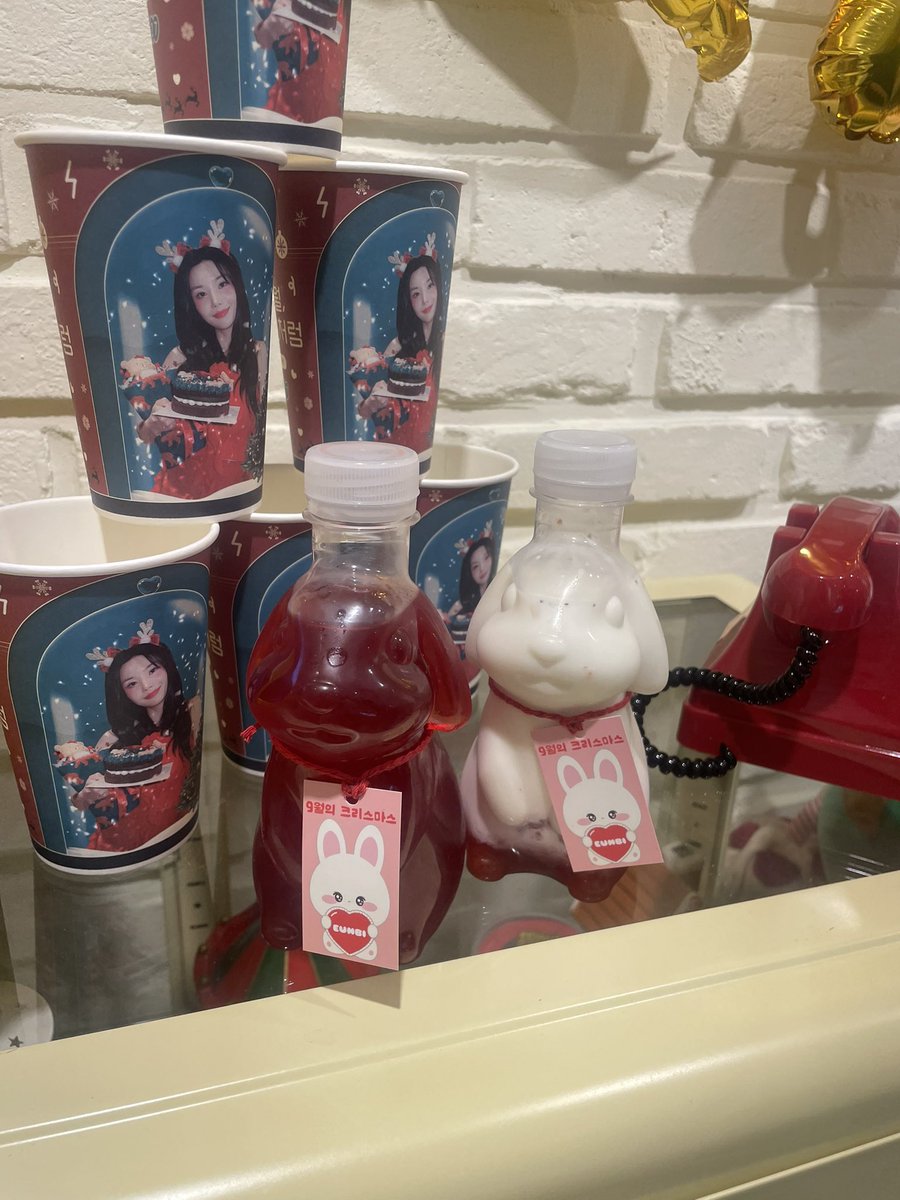 カフェのメニューかわいかった☕️右のチェリーエイドはウンビちゃんが買ってくれたもの🍒