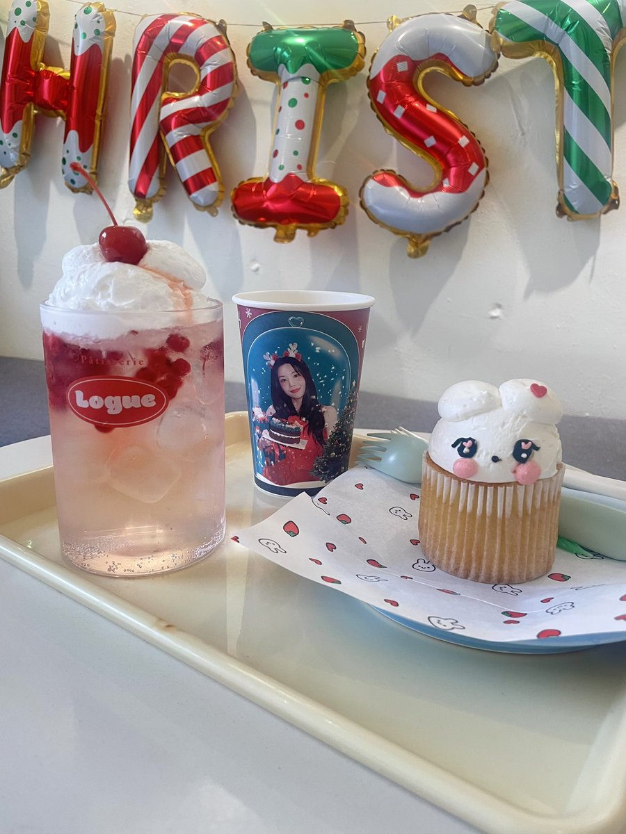 eunrabbit927's tweet photo. カフェのメニューかわいかった☕️右のチェリーエイドはウンビちゃんが買ってくれたもの🍒 https://t.co/pwjUgBPh1J