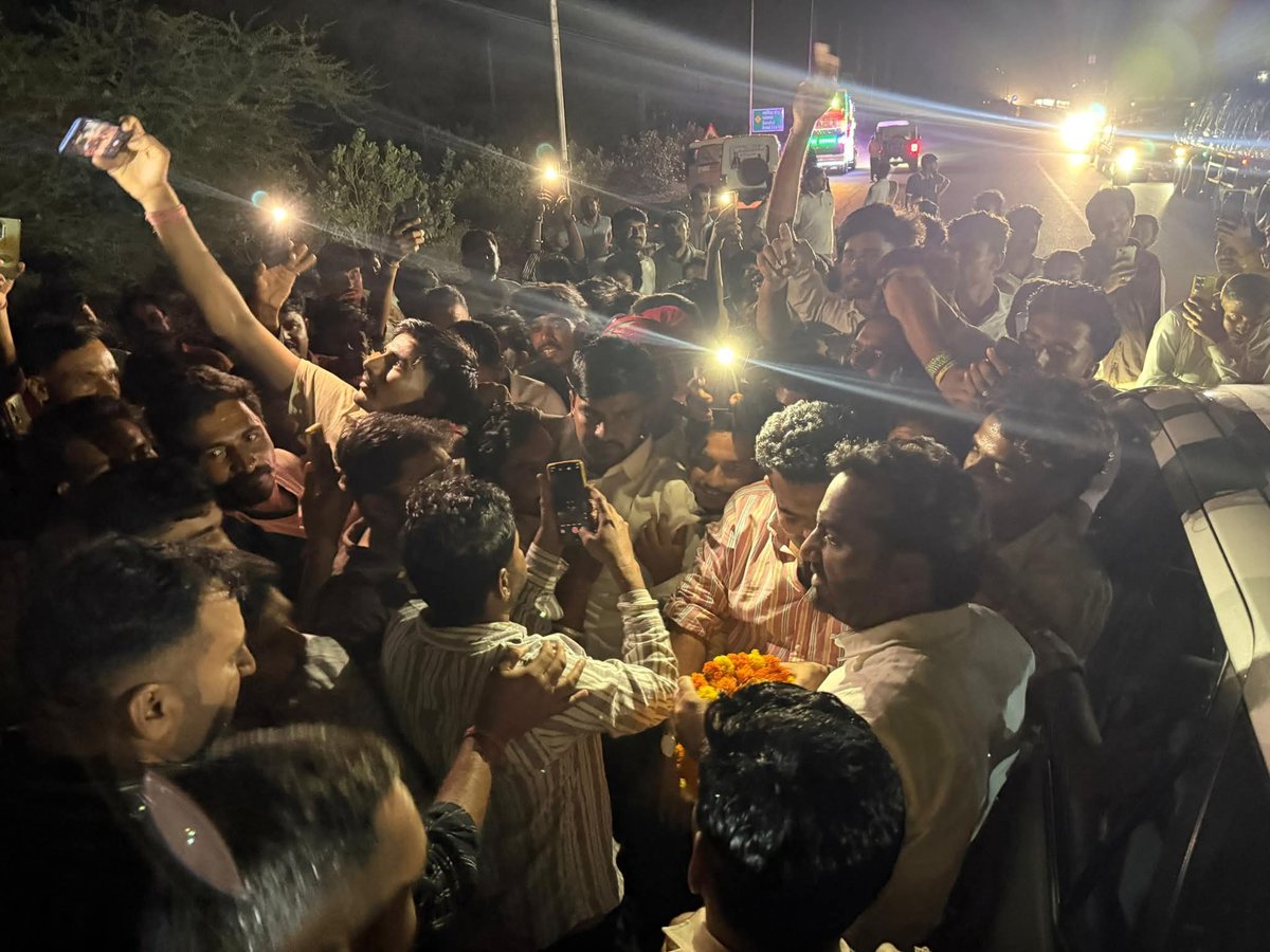 गत रात्रि श्री हनुमान जी बेनीवाल का जयपुर से बीकानेर आते समय रास्ते में जगह जगह हुआ स्वागत राजस्थान में बदलाव का संकेत है।

श्री हनुमान बेनीवाल जी हो रहे स्वागत में लोगों का उत्साह देखकर भाजपा-कांग्रेस के बड़े नेता आश्चर्यचकित हैं।

राजस्थान ने ठाना है।
       हनुमान को लाना है।।