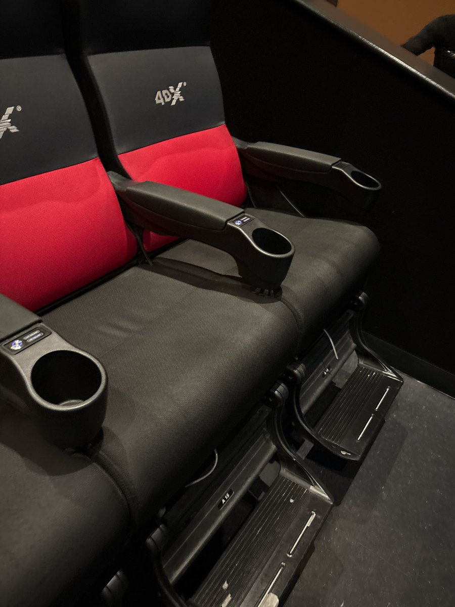 rikaco_pikachu's tweet photo. 4DX、噂で凄いとは聞いてたけど
猗窩座の破壊殺・乱式あたりで
ポップコーンやられた。
隣の人寝そうなってるけど
攻撃のたびにビクッてなって
何回も起こされてた
その人最後の方号泣してたけど
いや、寝てたやん
って心の中で突っ込んでしまった
今回の特典も最高やね
楽しかった💙 https://t.co/kqgj7vSTm7