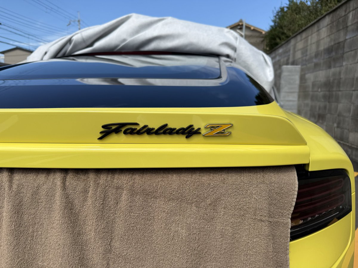 junrokey's tweet photo. 頑張って作業してみました。
①Zのところにシール貼り。
②リヤアンダーバー取付

#RZ34 
#フェアレディZ https://t.co/ZiwvBgakxu