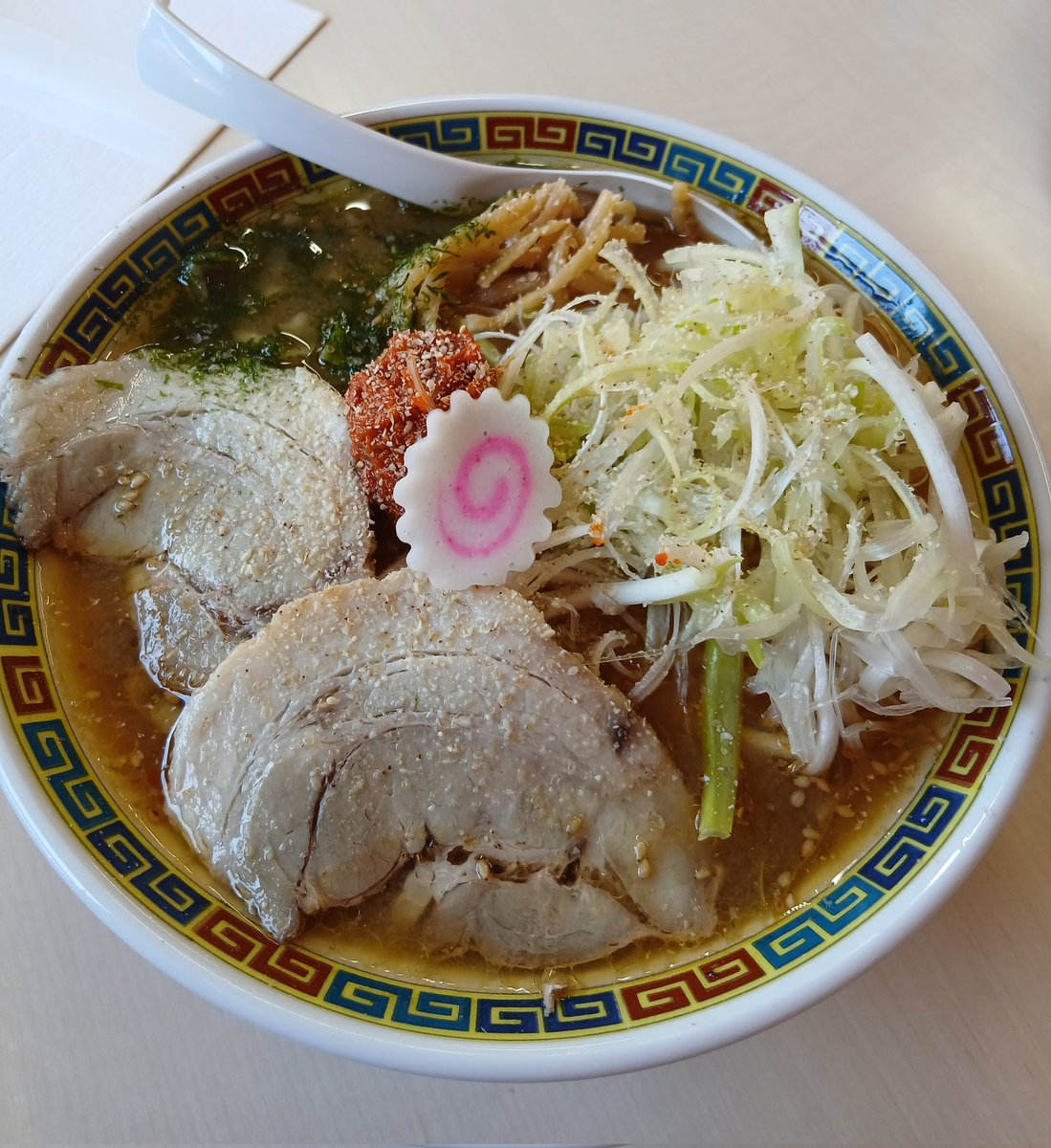 よっしゃんです。 YouTube LIVEでの一コマ。 夢の台湾カステラ丸齧り。幸せそう