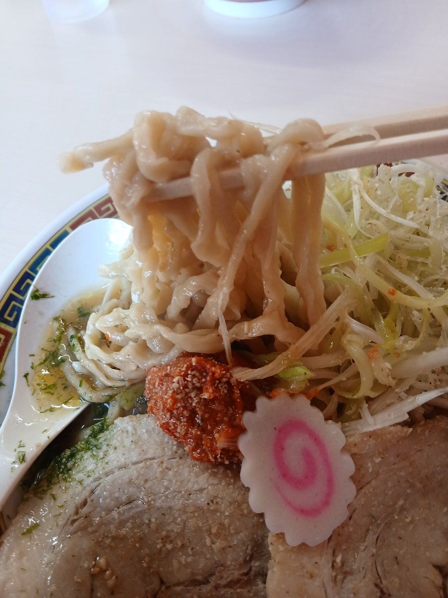 よっしゃんです。 YouTube LIVEでの一コマ。 夢の台湾カステラ丸齧り。幸せそう