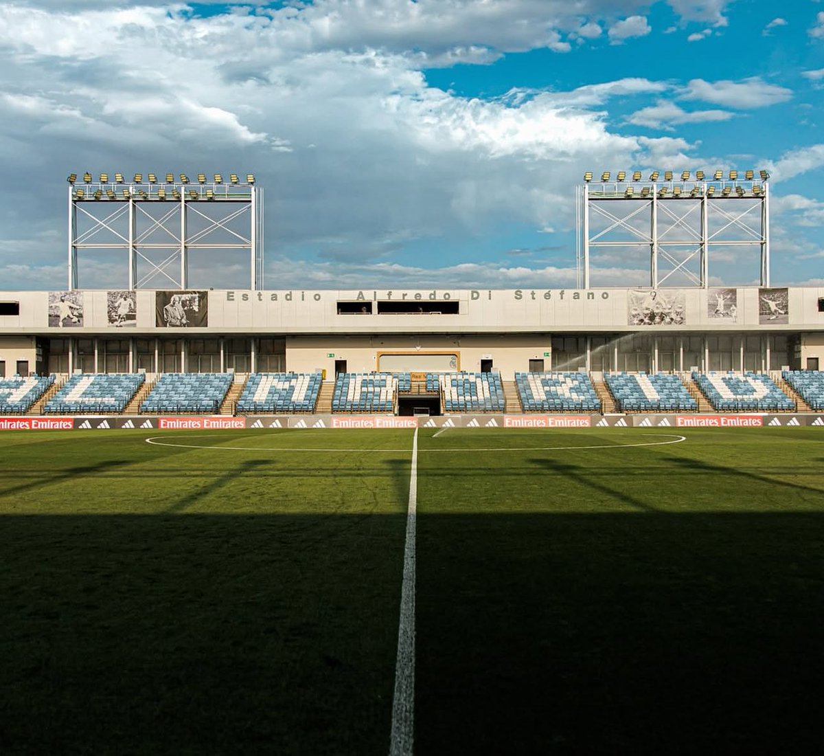 radioclubSER's tweet image. 📻 Carrusel desde las 16:05h con nuestros enviados especiales a Madrid y Málaga

🏟️ Juega el @CDTOficial en las voces de @MDaswani, @Skaleks y @DomFalca
🏀 Juega el @CB1939Canarias con @MaverickGold y @AlexArbelo 

🔗 Enlace en Youtube | m.youtube.com/watch?v=k4tRfC…