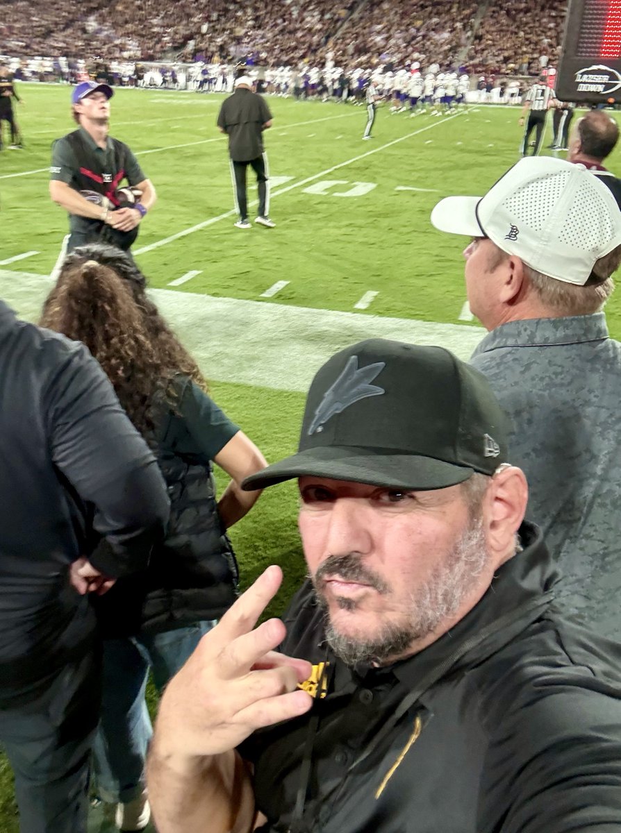 ASUDave's tweet photo. Being on the field for the 4th quarter beat being in the stands for the previous 3. #GoDevils #FrogStomp
(sorry, @savannahailey_ ) https://t.co/egLMq46qpw