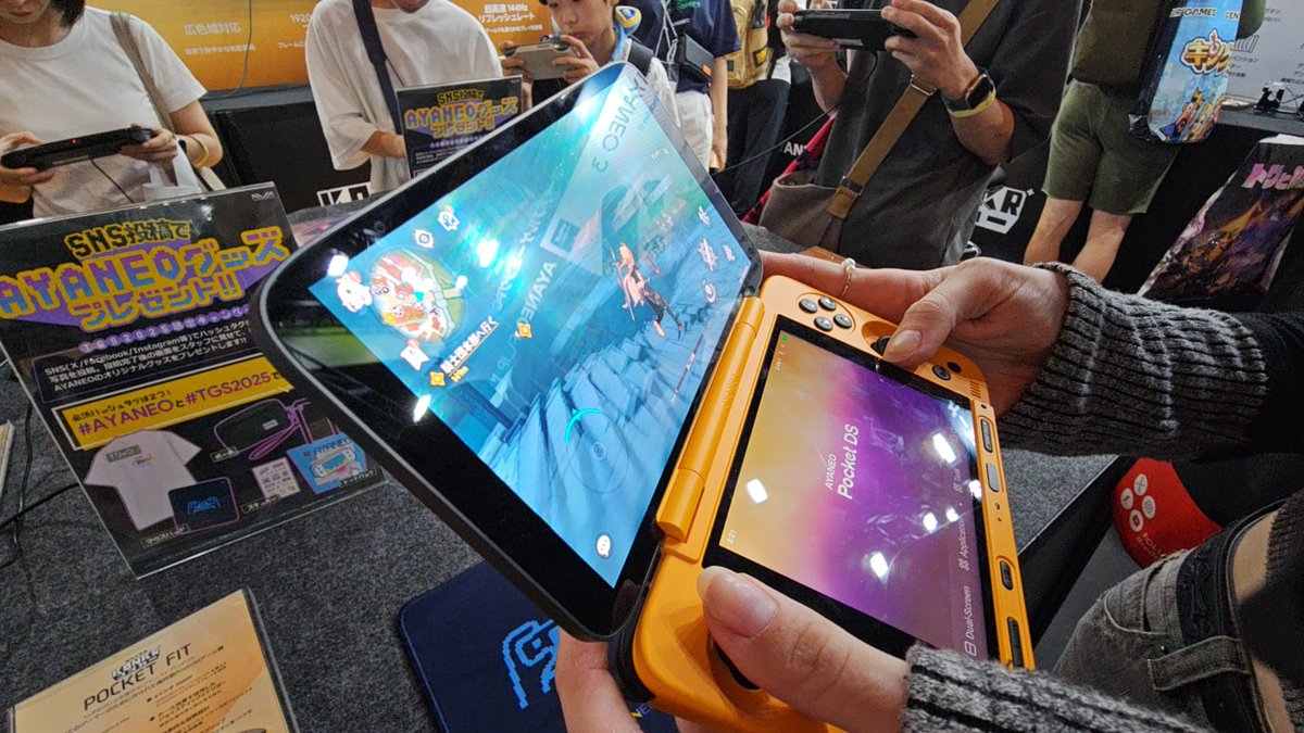 #Ayaneo #tgs2025 TWO screens... This is a DS Level up. No need for XL hacks....? Or watch videos and play games simultaneously. coooolll