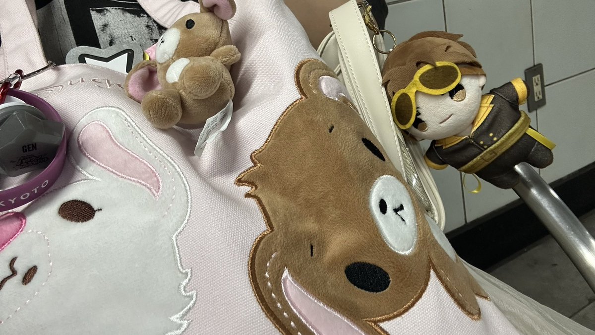 シュガーバニーズのトートもって🦵🔪の痛バ持ってます👍🏻👍🏻