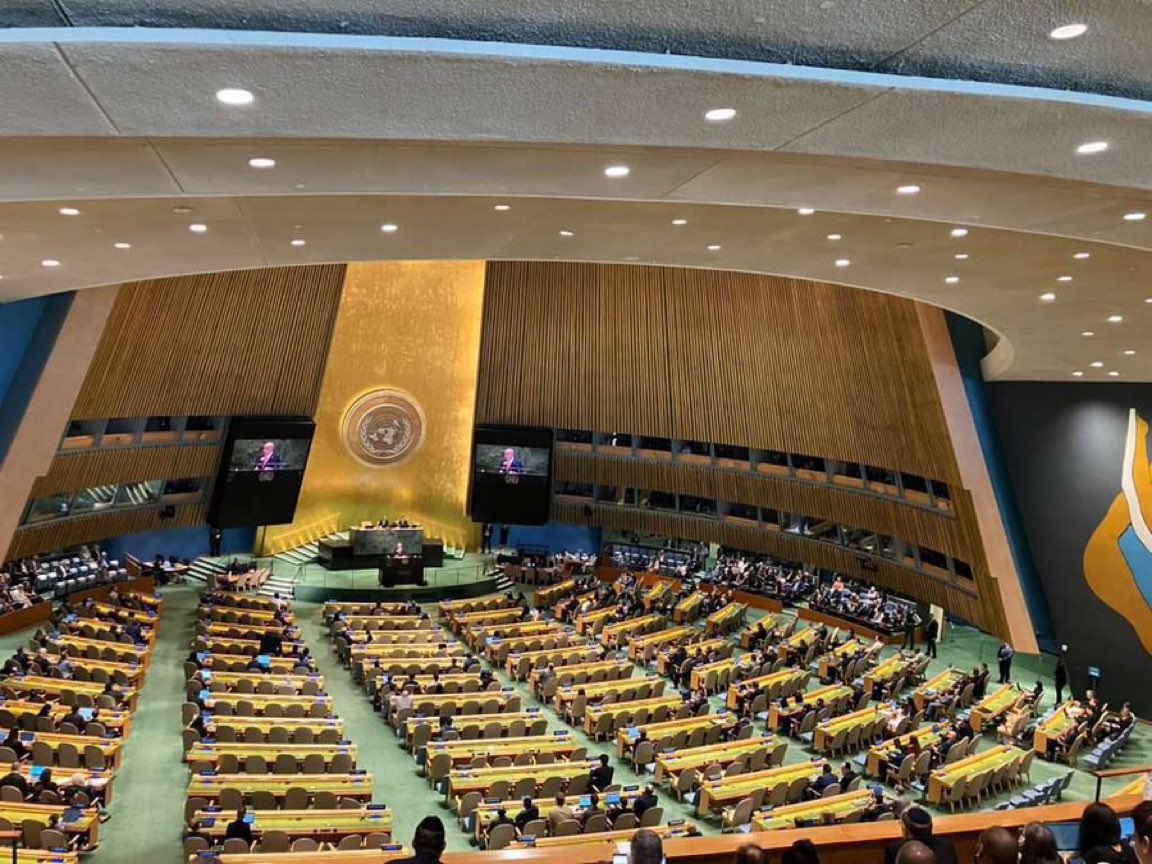 تتوقعون من هي الدولة العربية الوحيدة التي لم تغادر القاعة أثناء كلمة مجرم الحرب نتنياهو ؟ رغم مغادرة أغلب دول العالم لجلسة #الأمم_المتحدة