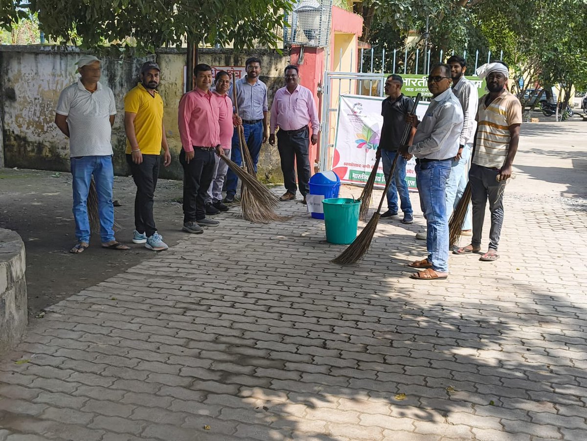 "मंडल कार्यालय, सतना द्वारा 'स्वच्छता पखवाड़ा' के अंतर्गत Cleanliness Drive inside/Outside Depots/Godowns by removing dirty and difficult garbage spots (Black Spots)  का आयोजन किया गया, जिसमें सभी अधिकारियों एवं कर्मचारियों ने उत्साहपूर्वक भाग लिया।"