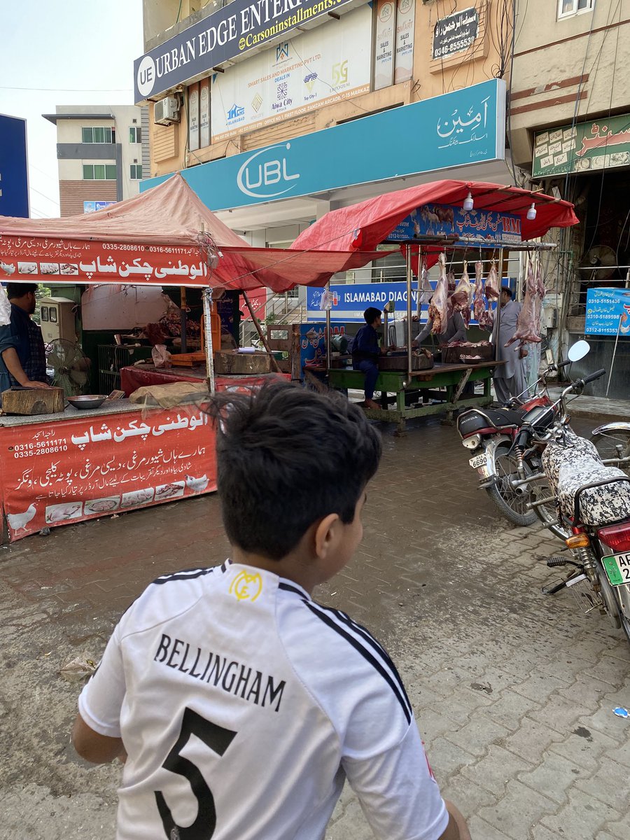 G15Updates's tweet photo. جی-۱۵ اسلام آباد گندگی کا ڈھیر بن چکا ہے۔ UBL بینک کے سامنے گوشت کی دکان نے خواتین کا گزرنا مشکل کر دیا ہے۔ 

سوسائٹی میں شعیب ملک نامی لڑکے کو ہم ماہانہ 5 روپے دیتے ہیں۔ دوکاندار نے جواب دیا۔ کیا یہی قانون اور انتظام ہے؟ کوئی شرم، کوئی حیا۔ 

#Help 
@ICT_Police 
@CDAthecapital https://t.co/R68bmTk0Z1