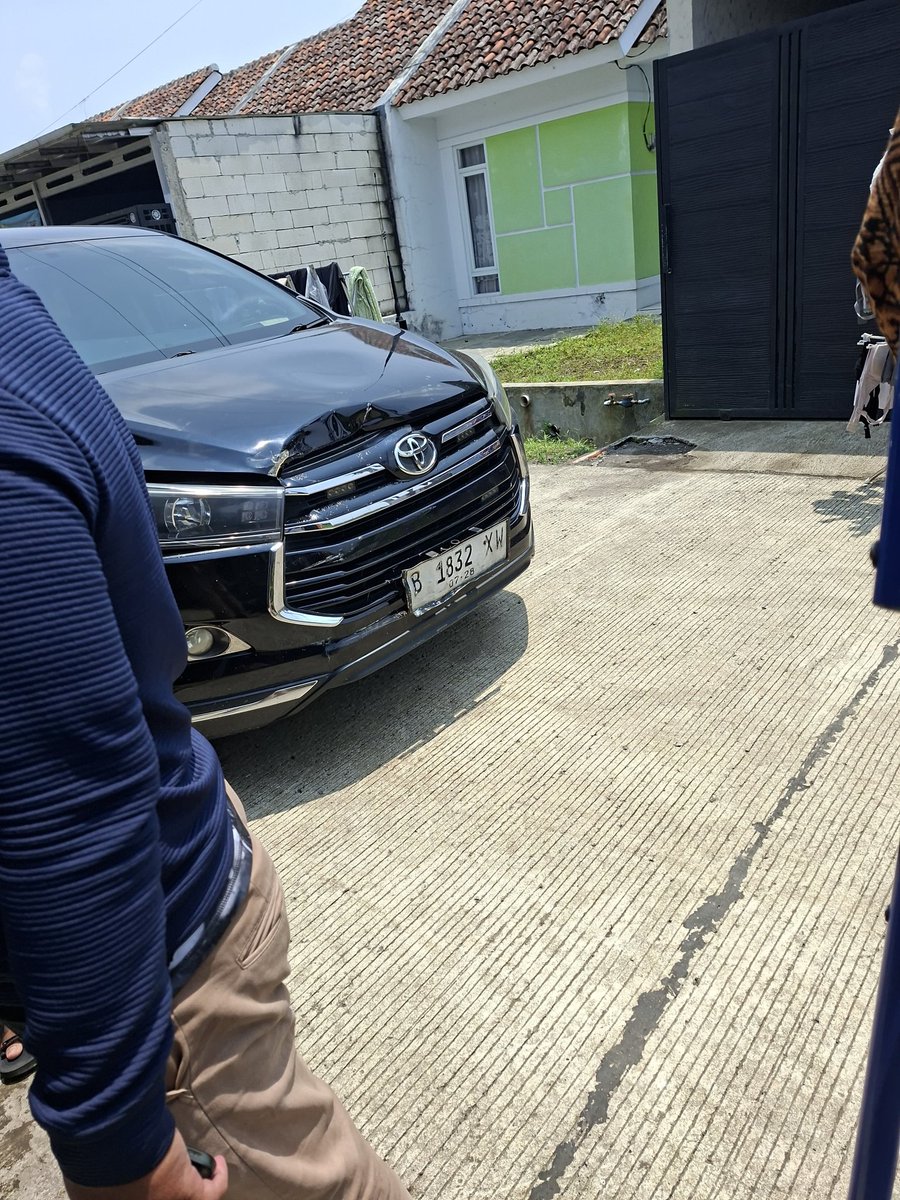 nanath14's tweet photo. [KECELAKAAN YANG MELIBATKAN MOBIL KEMENTRIAN DAN TNI POLRI]

mau minta tolong, tadi pagi kaka aku kecelakaan di daerah Malangbong, Garut.. ada mobil dinas berplat RI 25 dengan mobil pengawalannya yang rem mendadak dan bikin kaka aku nabrak. motor kakak aku rusak parah. (cont-) https://t.co/27fcwzLBmU
