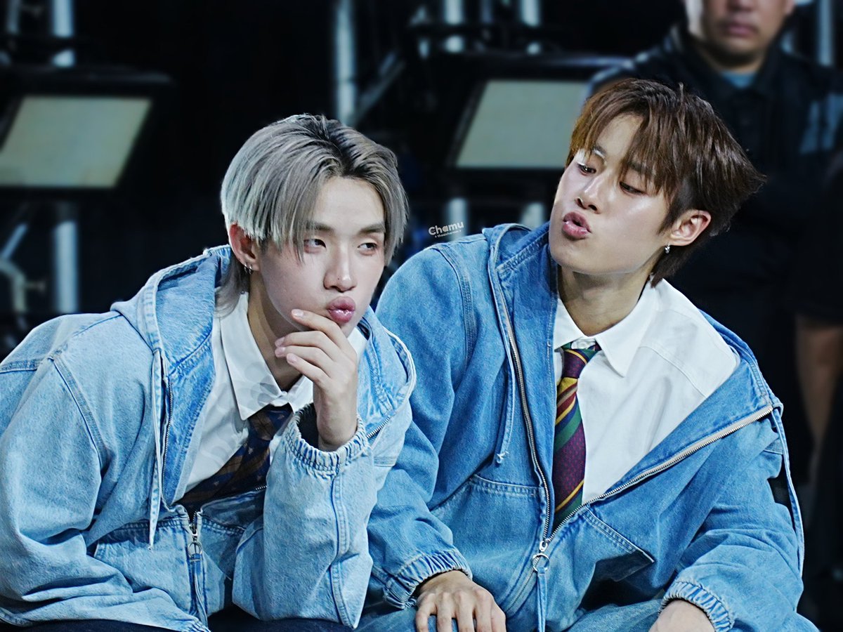 muayteenutci_'s tweet image. กล้องอยู่ข้างหน้าแต่ตาเขากลับมองไปที่แมวน่ารักที่อยู่ข้างๆ เขา 🫣🫣 
#nnutda #hongshihoshi #LYKNTOURxMANILA