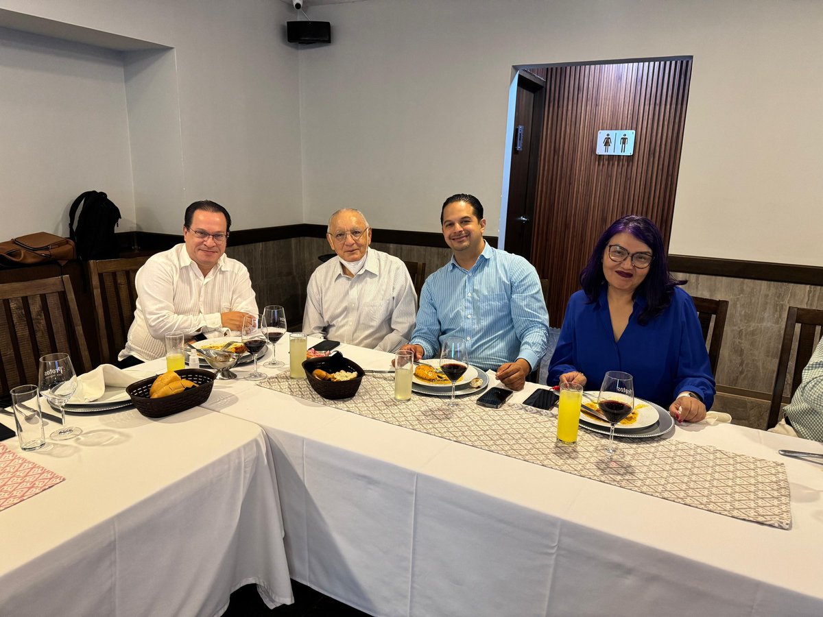 Gracias a la Dra. Ylse Gutiérrez Grobe por su ponencia “Abordaje terapéutico en el paciente con CUCI” y a todos los socios que nos acompañaron presencial y en línea en la sesión del 26/09/25.

🙏 Reconocimiento especial a Alfasigna por su apoyo.
#GastroVeracruz #CUCI  #SesiónSGV