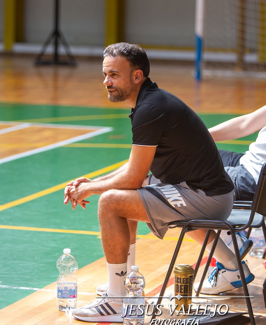 A Vigo! Debut Liga Challenge (casi NAH 😬)contra Celta (ex Liga Endesa😬)

Con 9 jugadoras, todas ellas españolas. 
24,5 años de media. Más de la mitad debutantes en la categoría. 

Somos lo que somos, conscientes de lo que hay, pero con CERO excusas de no competir al máximo.