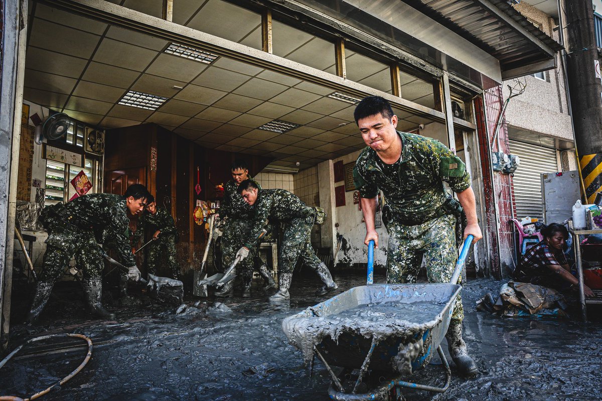 mna_roc's tweet image. 即使烈日當頭、滿身疲憊
短暫休息後，仍毅然投入復原行動。

每一滴汗水
都是為了讓災民早日重建家園
回到生活正軌。

#軍聞社 #災後復原 #家園重建 #國軍