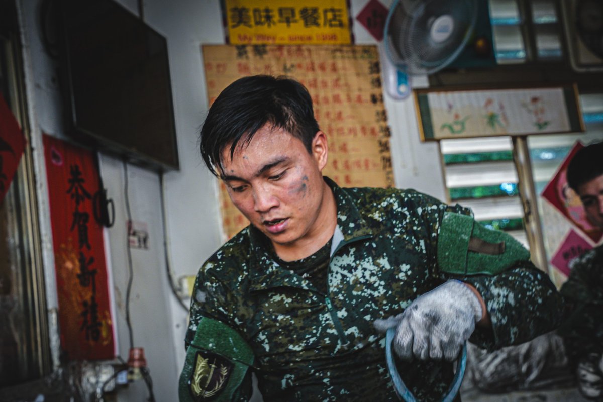 mna_roc's tweet image. 即使烈日當頭、滿身疲憊
短暫休息後，仍毅然投入復原行動。

每一滴汗水
都是為了讓災民早日重建家園
回到生活正軌。

#軍聞社 #災後復原 #家園重建 #國軍