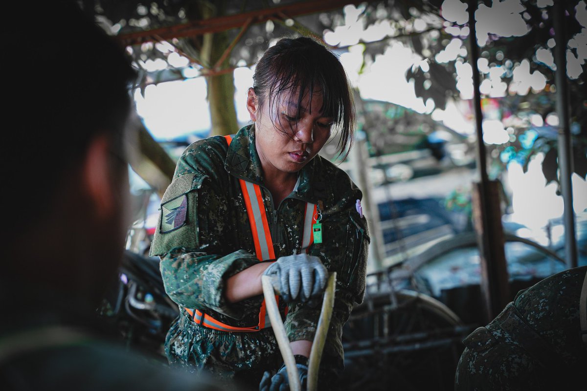 mna_roc's tweet image. 即使烈日當頭、滿身疲憊
短暫休息後，仍毅然投入復原行動。

每一滴汗水
都是為了讓災民早日重建家園
回到生活正軌。

#軍聞社 #災後復原 #家園重建 #國軍