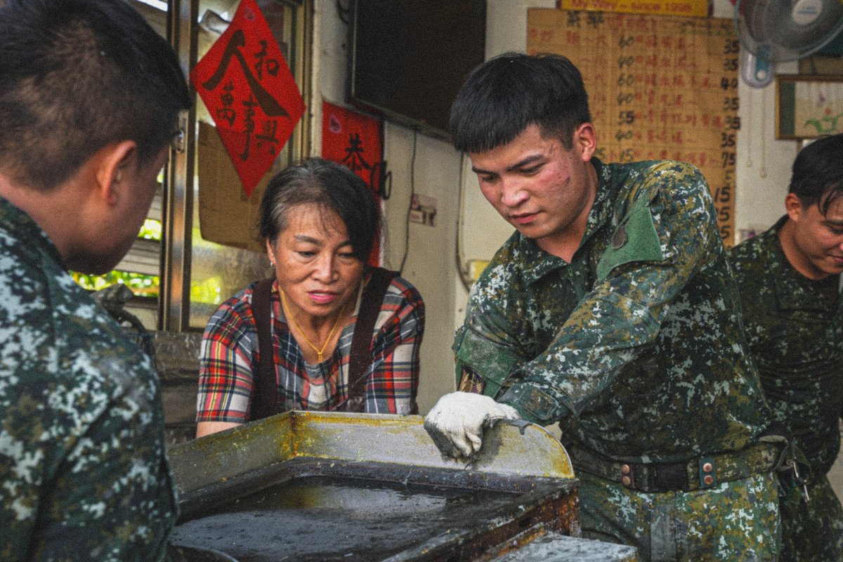 mna_roc's tweet image. 即使烈日當頭、滿身疲憊
短暫休息後，仍毅然投入復原行動。

每一滴汗水
都是為了讓災民早日重建家園
回到生活正軌。

#軍聞社 #災後復原 #家園重建 #國軍