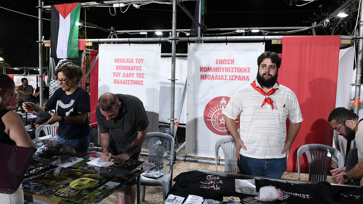 Παλαιστινιοι κ Ισραηλινοί δίπλα δίπλα. Αυτός είναι ο προλεταρικος διεθνισμος.
Η συμφιλιωση των λαων, η κοινή τους πάλη...ενάντια σε εκεινους που αργά ή γρήγορα θα τους ρίξουν στα σφαγεια του πολέμου.
Διεθνισμος...ο μοναδικος πατριωτισμός για τους λαους.