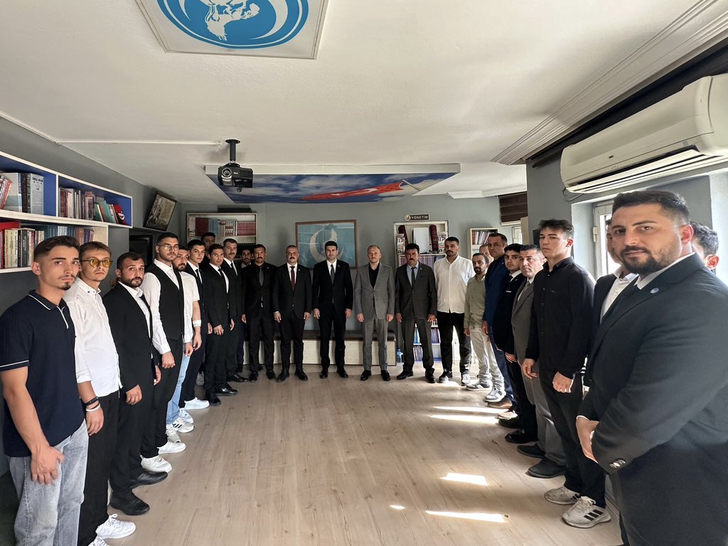 Ülkü Ocakları Genel Başkanımız Sayın Ahmet Yiğit Yıldırım’ı Muğla Ülkü Ocaklarımızda misafir ettik.Kıymetli çalışmaları ve ziyaretleri için Genel Başkanımıza teşekkür ediyor, çalışmalarında kolaylıklar diliyorum.

Ülkü Ocakları Türk milletinin ve Türk gençliğinin sarsılmaz