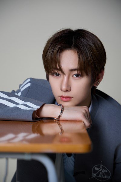 wenoiswang's tweet photo. clearly only zhou anxin deserves the title of the prettiest survival show center i mean look at him https://t.co/m5tSkcLxyO