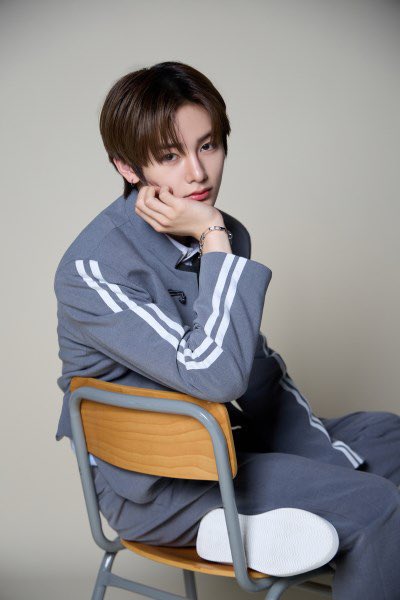 wenoiswang's tweet photo. clearly only zhou anxin deserves the title of the prettiest survival show center i mean look at him https://t.co/m5tSkcLxyO