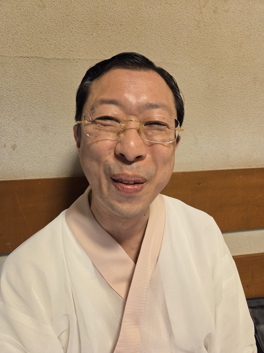 新真打ち御披露目興業、六日目❗
主任なな子師匠❗・・・
二ツ目の咲太郎さんとツーショット
📷カッケー❗ハハハ
出演の皆様も、パチリ📷