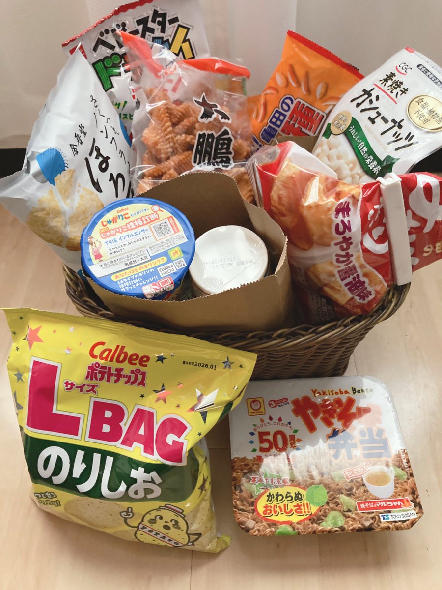 data_key00's tweet image. お菓子が山盛りすぎてヤバい(ダイエット中)