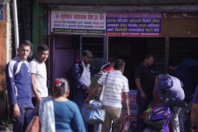 UjyaaloN's tweet image. दसैं नजिकिएसँगै कोटेश्वर र जडीबुटीमा उपत्यका छोड्नेको भिड (फोटोफिचर)
#nepal #Dashain #PhotoFeature