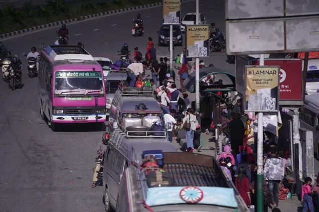 UjyaaloN's tweet image. दसैं नजिकिएसँगै कोटेश्वर र जडीबुटीमा उपत्यका छोड्नेको भिड (फोटोफिचर)
#nepal #Dashain #PhotoFeature