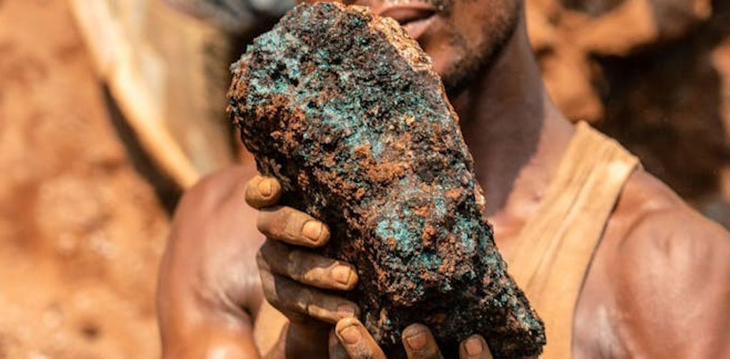 CORAC_RDC's tweet photo. RDC remplace l’interdiction d’exporter le cobalt par des quotas (dès 16 oct.)

Quotas 2026–2027 plafonnés à ~96 600 t/an (contre ~220 000 t extraites en 2024), avec 18 125 t pour la fin 2025. Objectif : résorber le surplus et stabiliser les prix.

https://t.co/gLSd8FMFeP https://t.co/Mn1NxIfg3l