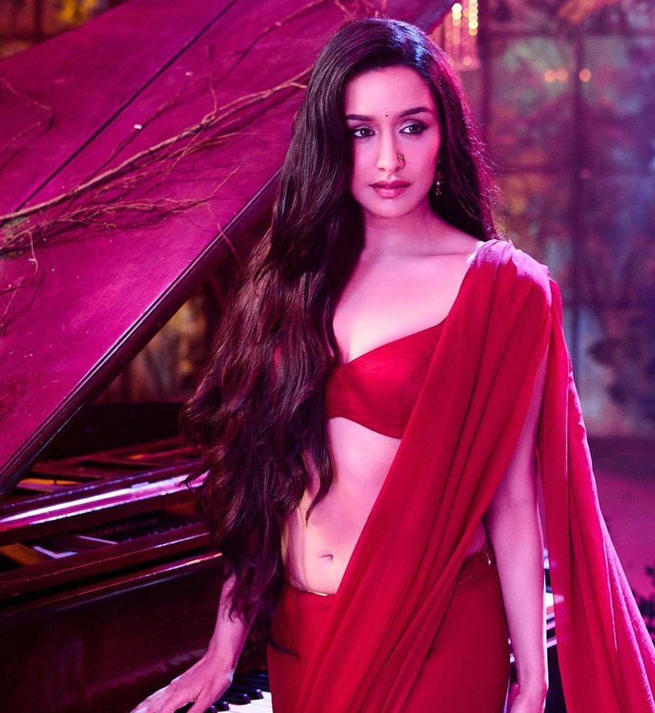 I__tweets's tweet image. Red is her colour 🤌❤️