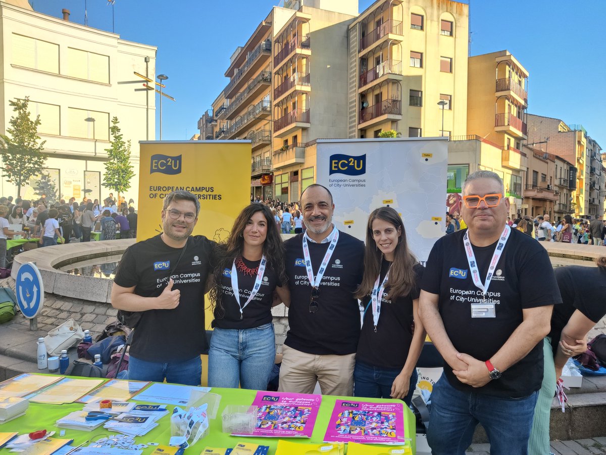 🔬🇪🇺| #NocheEuropeaInvestigadores #ERN25 was pure energy at the <a href="/EC2U_Alliance/">EC2U Alliance of European Universities</a> stand!   
Huge thanks 🙏 to <a href="/RaulRivasG/">Raúl Rivas</a> , the <a href="/UCCiUSAL/">Unidad de Cultura Científica y de la Innovación</a> crew and the <a href="/usal/">Universidad de Salamanca</a> EC2U team for making it happen.    

Science 🤝 Society, stronger together!