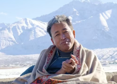 jkmediasocial's tweet photo. Emergency Press Conference by Ladakh DGP Dr. SD Singh Jamwal shortly on the arrest of Activist Sonam Wangchuk after NSA was slapped on him and the current situation in Leh.
#LehUpdate #SonamWangchuk #NSAArrest #LadakhNews #BreakingNews https://t.co/WoecTdU4dw