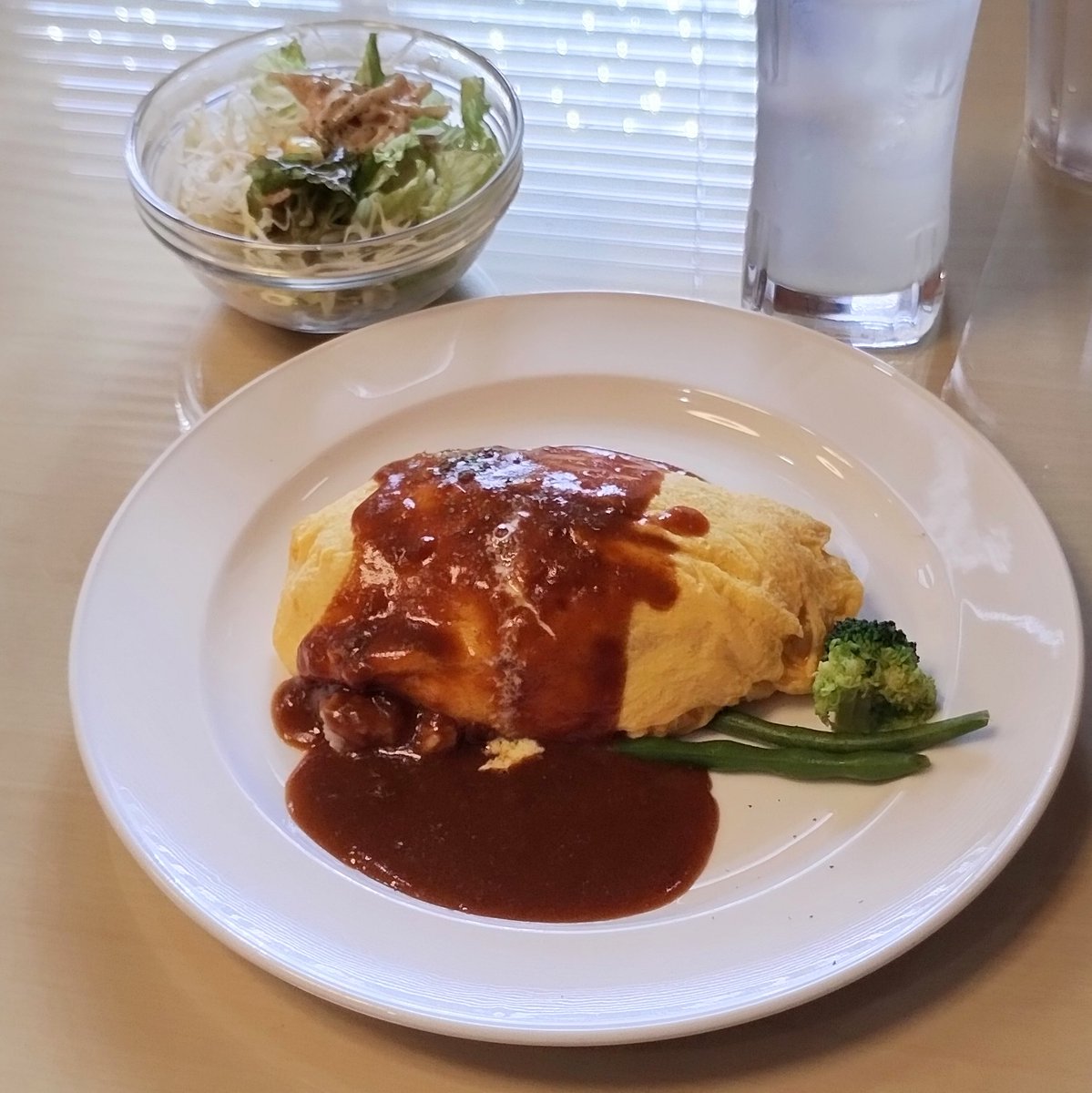 mini9216's tweet image. 9/27 奈良県橿原市にある #RIPEN さん初訪問。
選べるオムライスに、サラダとドリンクが付いたランチセットをいただきました。

✜オムカレー
✢サラダ
✢アップルジュース

ふわとろの卵の中は鶏肉が入ったバターライス風のライス。
マイルドなカレーがかかり凄く美味しい！
また、来ます✋😊