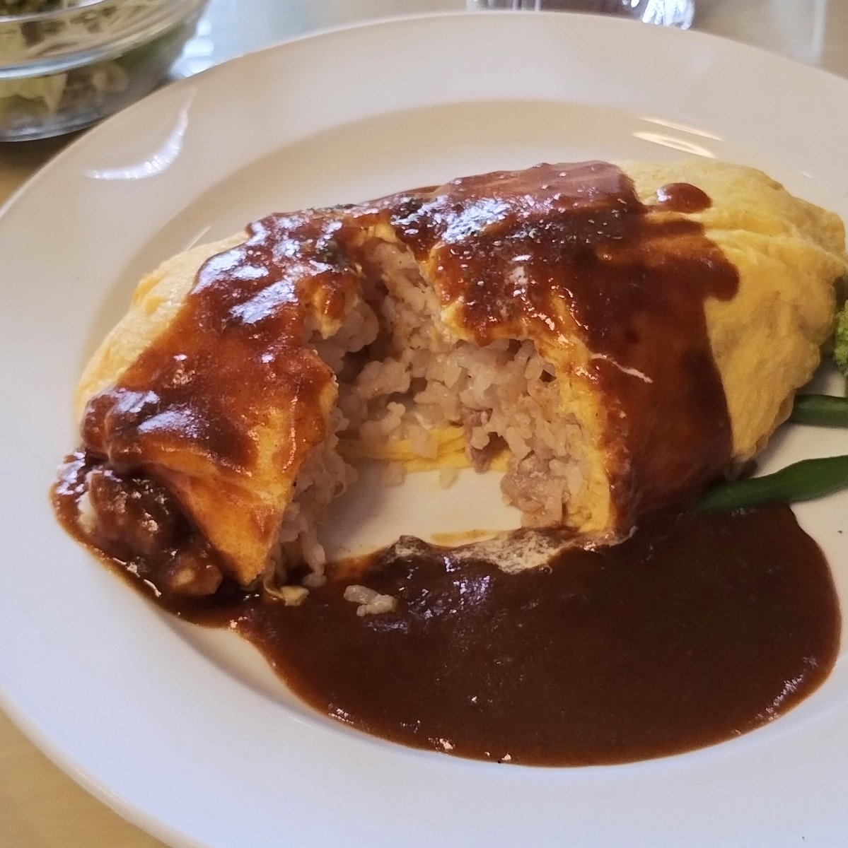 mini9216's tweet image. 9/27 奈良県橿原市にある #RIPEN さん初訪問。
選べるオムライスに、サラダとドリンクが付いたランチセットをいただきました。

✜オムカレー
✢サラダ
✢アップルジュース

ふわとろの卵の中は鶏肉が入ったバターライス風のライス。
マイルドなカレーがかかり凄く美味しい！
また、来ます✋😊