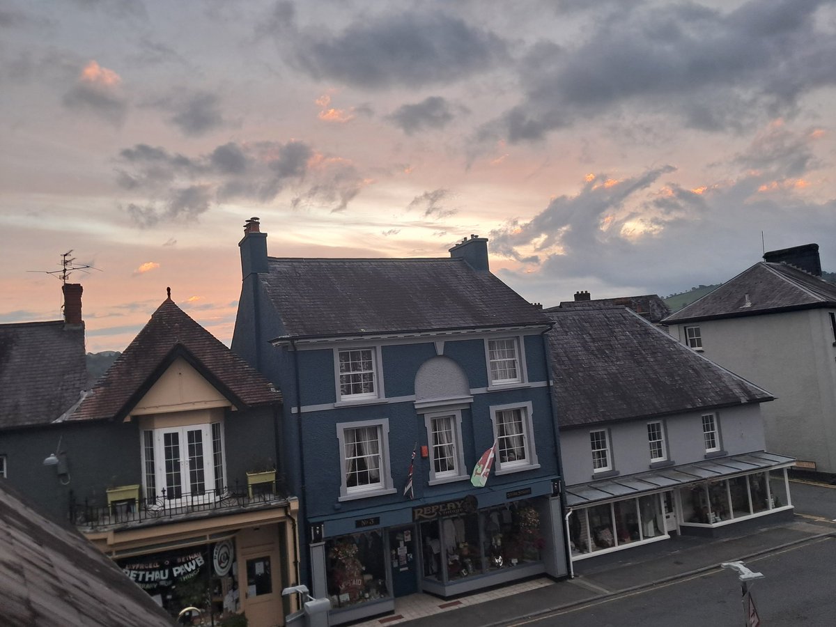 CB_cycles's tweet image. Morning! 🌅 Weather's on the change 🤔 Final push today. Question is, can I get to Swansea before the *rain 🌧🚴‍♂️🤞#TransCymru #TC2025 #bikepacking #cycling #ukcyclechat 

* I've done it twice before &amp;amp; 🚴‍♂️0️⃣ v 🌧2️⃣ 😬