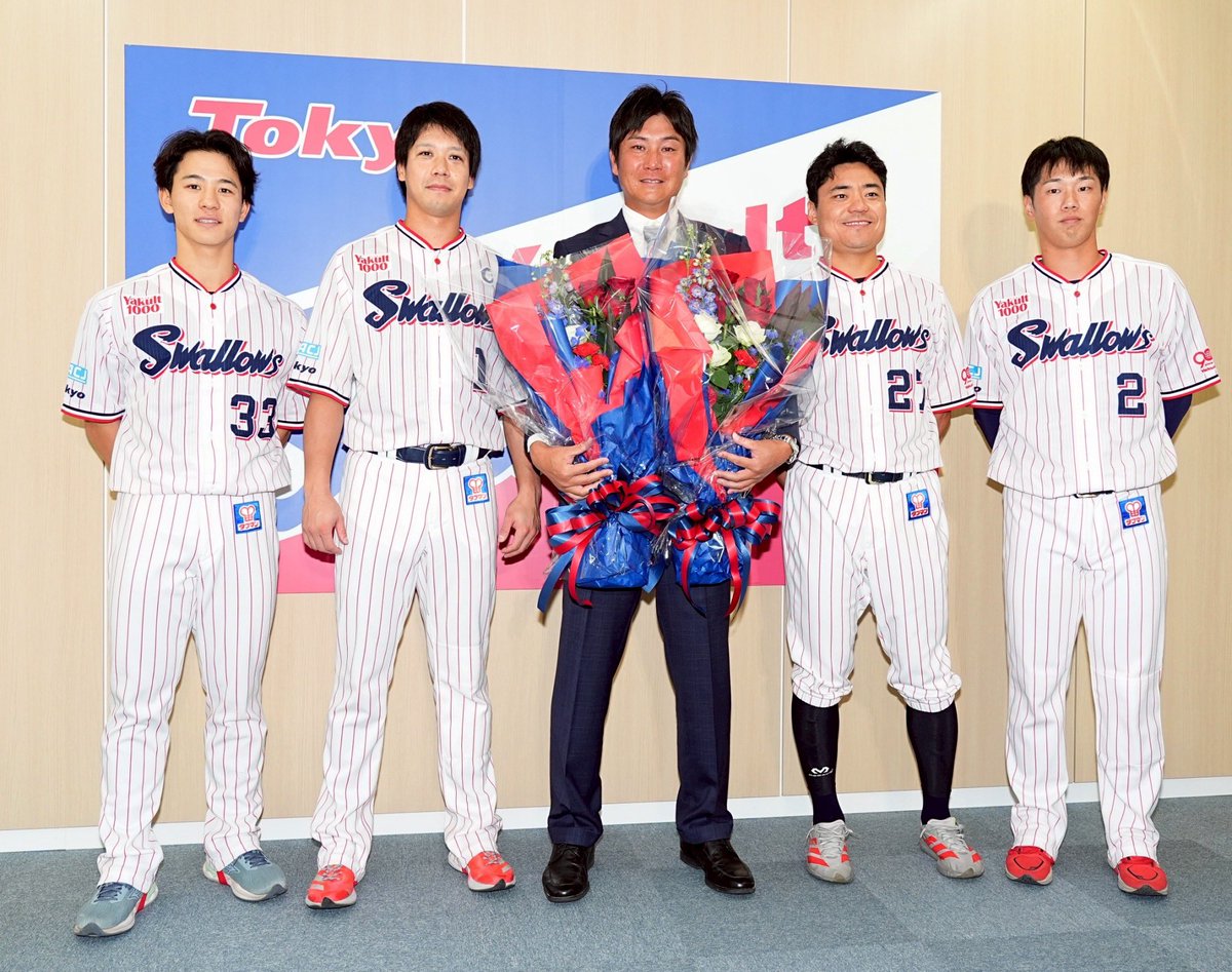swallowspr's tweet photo. 【#川端慎吾 選手 引退会見】

本日行われた川端慎吾選手の引退会見では、
#中村悠平 選手、#山田哲人 選手、#古賀優大 選手、#内山壮真 選手がサプライズで登場✨
メッセージとともに花束を渡しました💐

#swallows https://t.co/NNmsy3Vgef