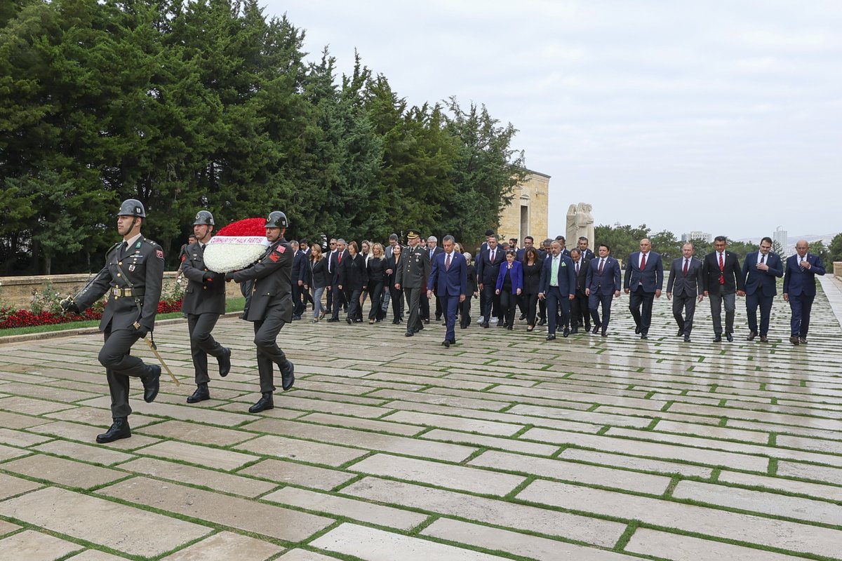 Cumhuriyet Halk Partisi Genel Başkanı Özgür Özel, 22. Olağanüstü Kurultayda seçilen Parti Meclisi Üyeleri, Yüksek Disiplin Kurulu Üyeleri ve milletvekilleri ile birlikte Anıtkabir’i ziyaret etti.